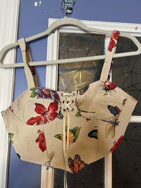 Cider size small Floral Lace-Up Beige Crop Top with Butterfly Print